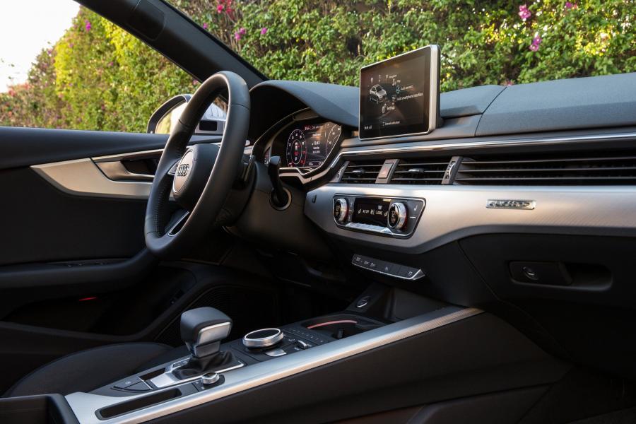 Интерьер Audi A4 2.0T Quattro S-Line (B9) 2016 года  (NA) (фото 24 из 29)